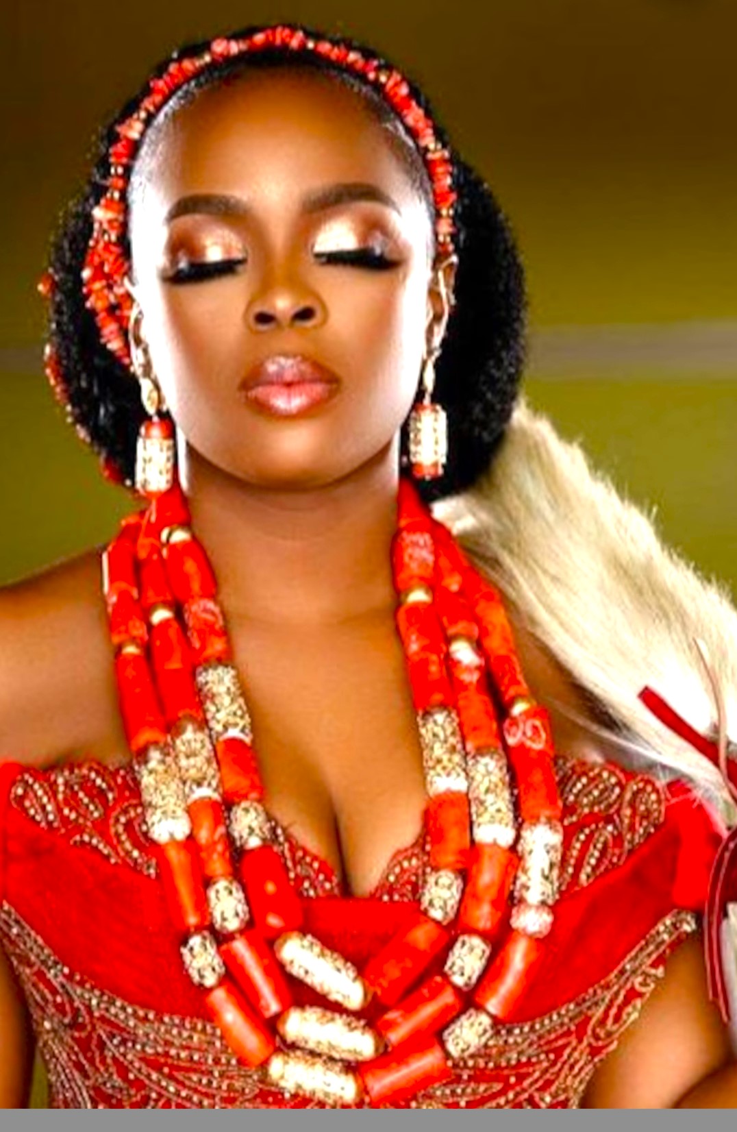 This Bead can be worn by bride and as a costume for special occasion like birthday for photoshoot.